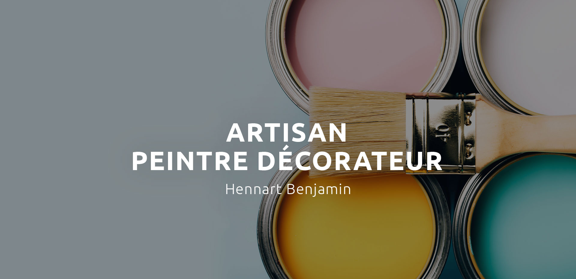 Pinceau et pots de peinture d'un peintre professionnel