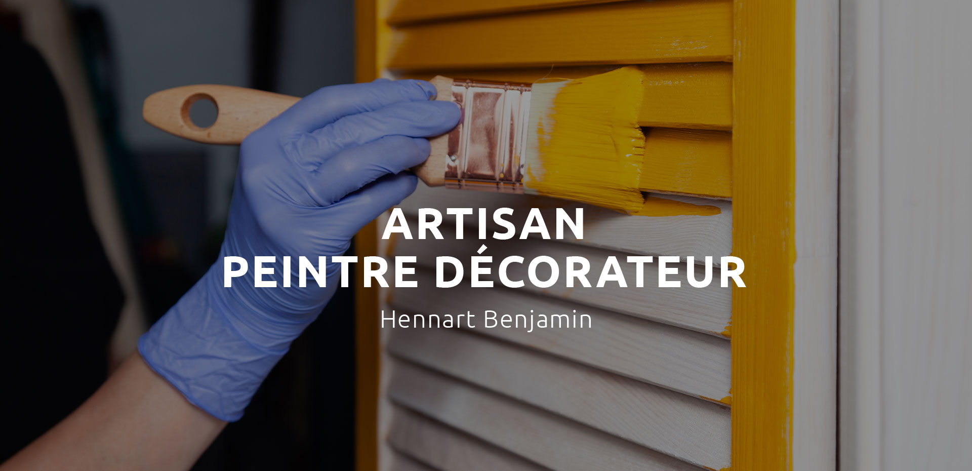 Artisan peintre qui peint les volets extérieurs d'une maison