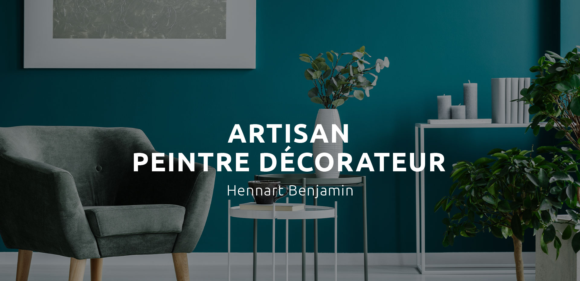 Salon avec un mur peint en bleu turquoise